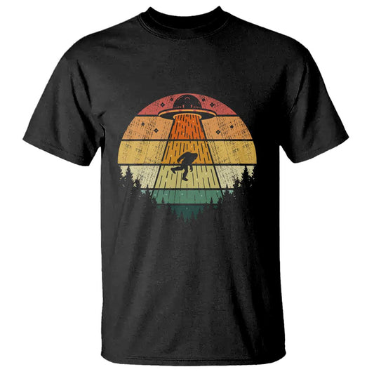 retro-vintage-bigfoot-ufo-abduction-funny-sasquatch-aliens-t-shirt