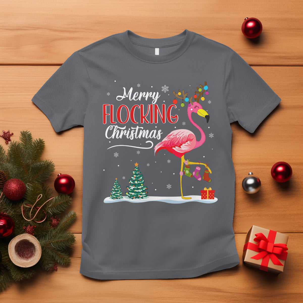 merry-flocking-christmas-pink-flamingo-funny-xmas-socks-t-shirt